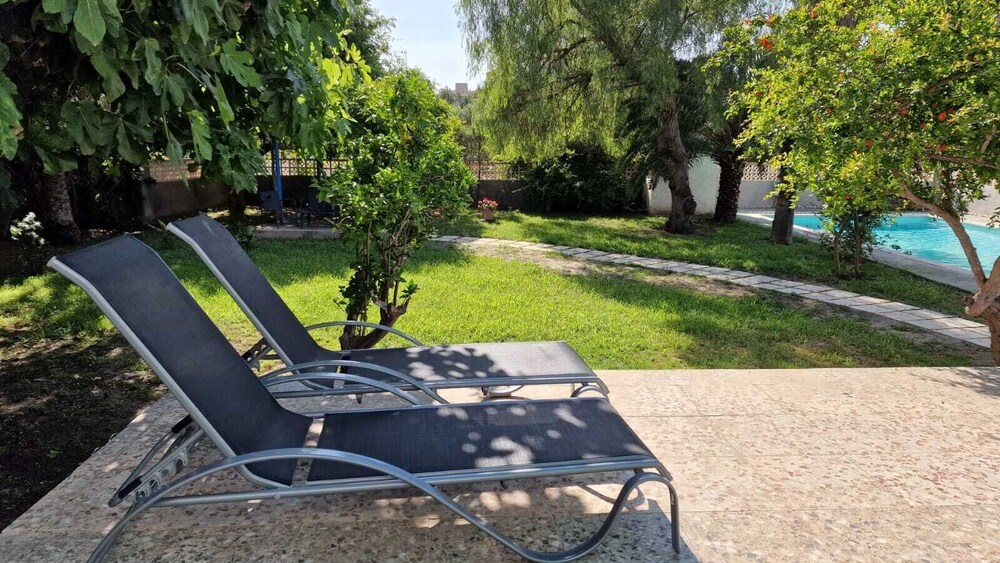 House With Exclusive Pool and Garden 7 min Walk From the Beach and the Center