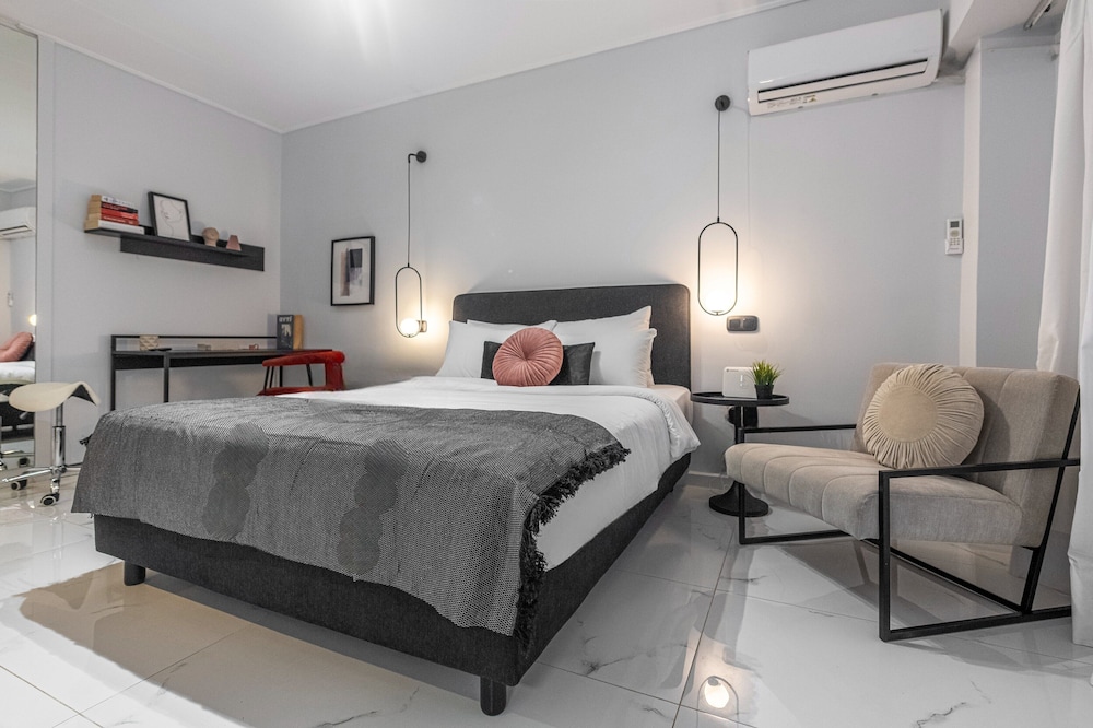 Phaedrus Living: Lykavitos Heights Studio