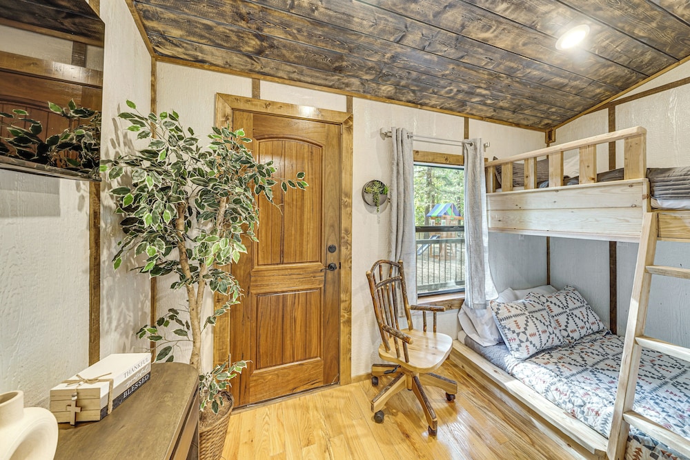 Hike, Fish & Unwind: Cabin w/ Yard in Broken Bow!
