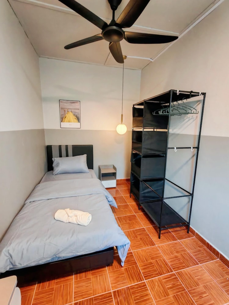 Comfy Tok Sira Home Kuantan 5 BR