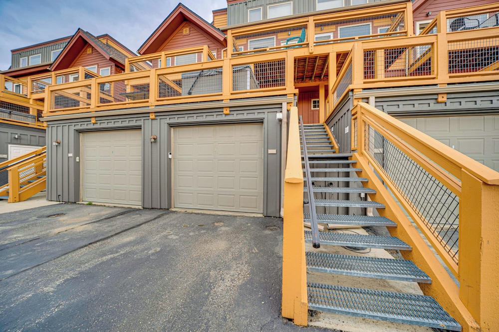 6 Mi to Winter Park Resort: Townhome w/ Hot Tub!