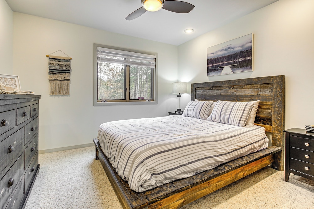 2 Mi to Sand Valley: Family Getaway w/ Deck!