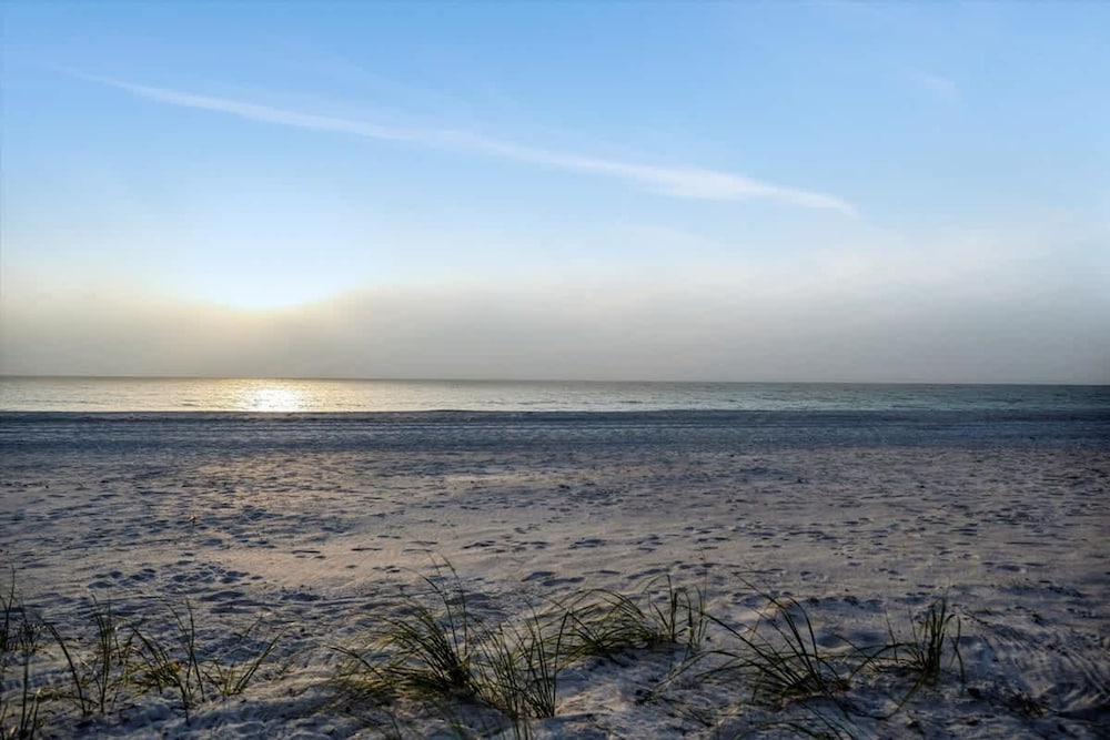 Stones Throw Beachfront Premier Suite 4 Views