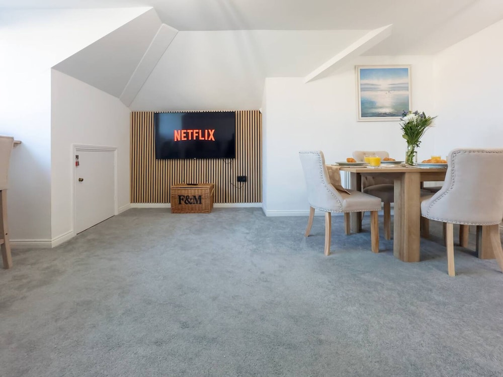Elegant 2BR Broadstairs Coastal Escape by Adliv