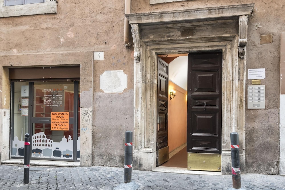 Aurora in Pantheon Apartment