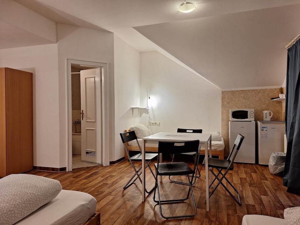 2-Rent Group Hostel Rooms AUB162