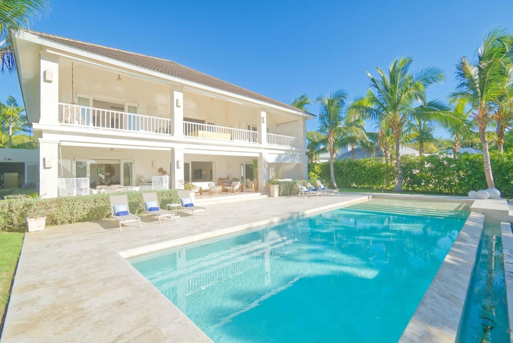 Modern Villa w Golf and Lake View in Beach Resort