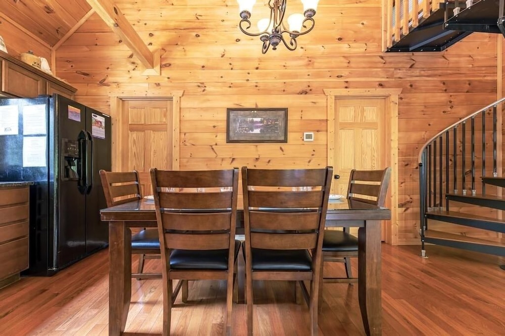 A Suite Mountain - 2 Bedrooms, 1 Baths, Sleeps 6 Cabin by RedAwning