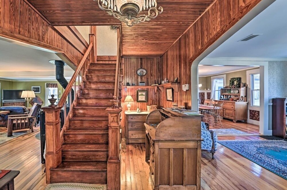 10 Mi To Gore Mountain: Home In Adirondack Park 5 Bedroom Home