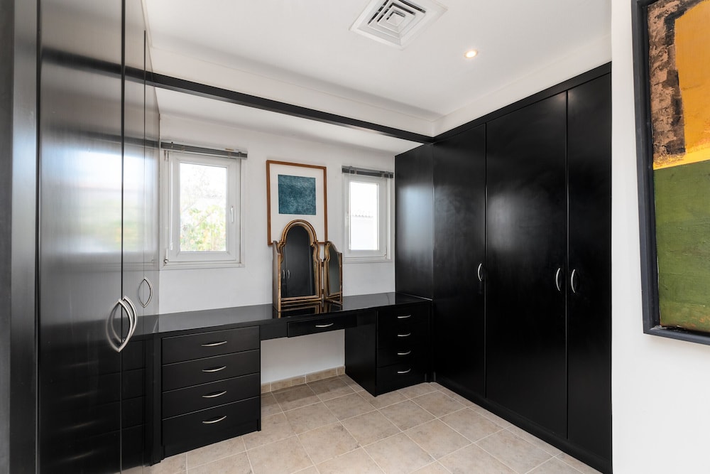 Artsy 4BR DIP Villa w Community Pool Gym