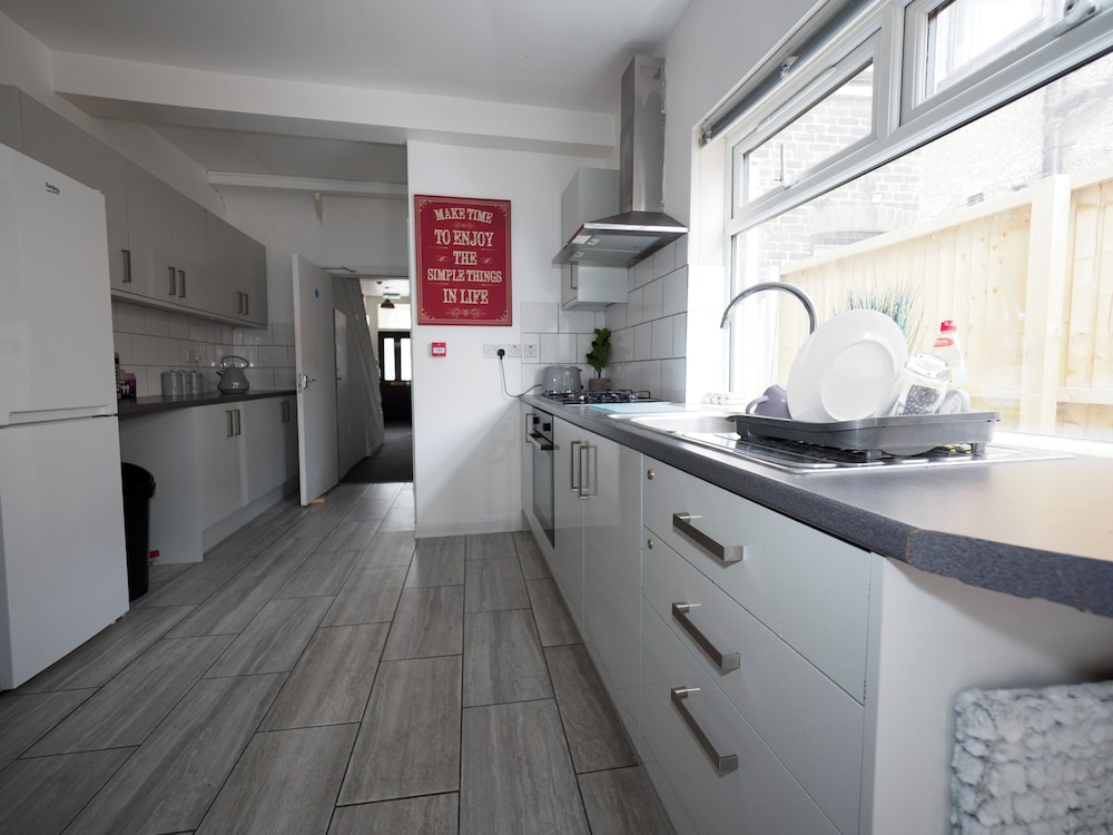Ensuite1 Woodhouse private bath 2kitchen