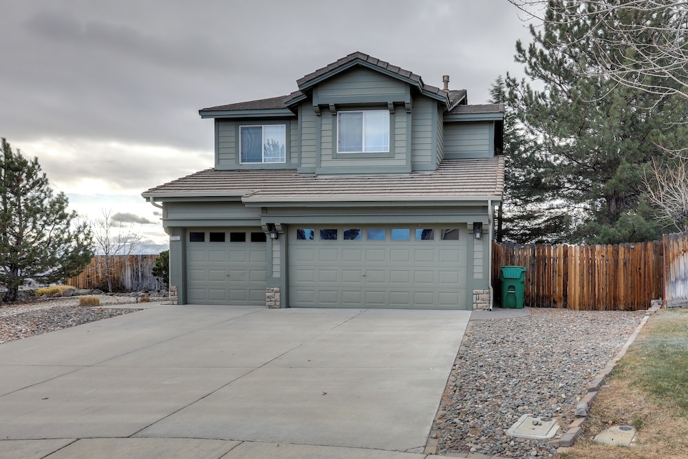 Mtn-view Haven w/ Hot Tub! 28 Mi to Mt Rose Ski