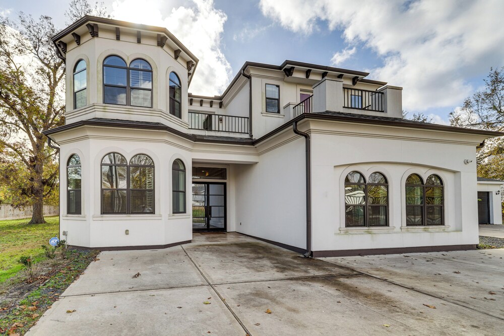 9 Mi to Downtown Houston: Spacious Group Getaway