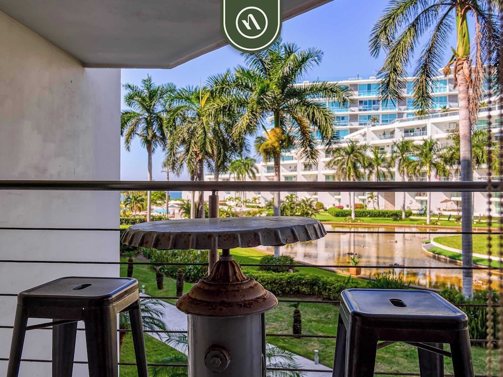 Beachfront 3BR Condo - Pool - Beach Club