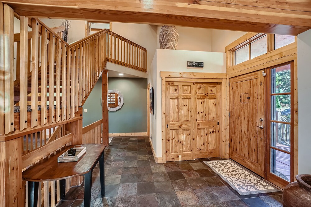 Peaks Paradise 4 Bedroom Home by RedAwning view 5