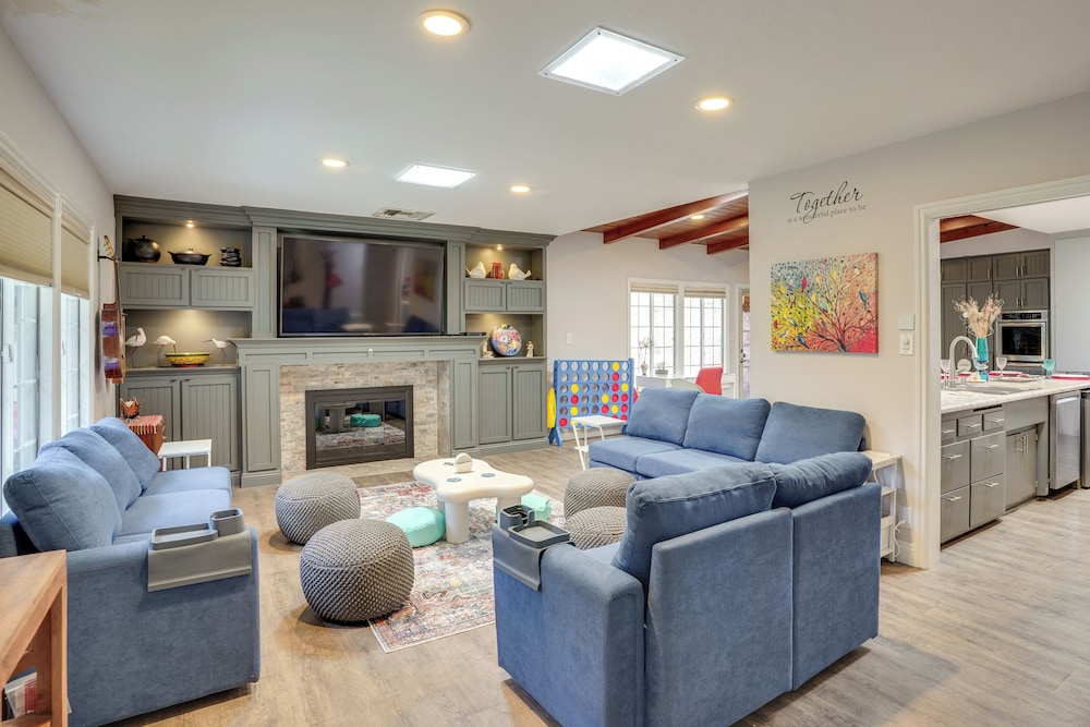 2 Mi to Cal State Long Beach: Bungalow w/ Hot Tub!