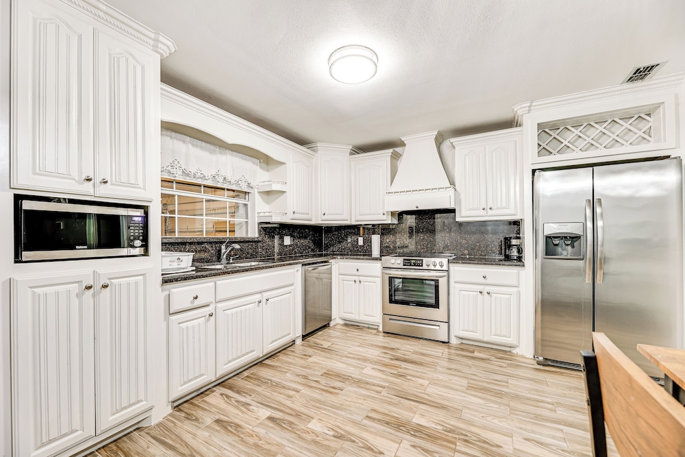 Convenient, Spacious & Peaceful: Home in Edinburg!