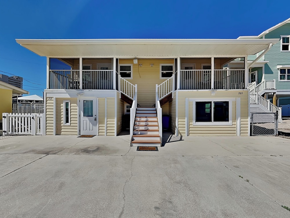 Noon Wave by Distinctive Beach Rentals