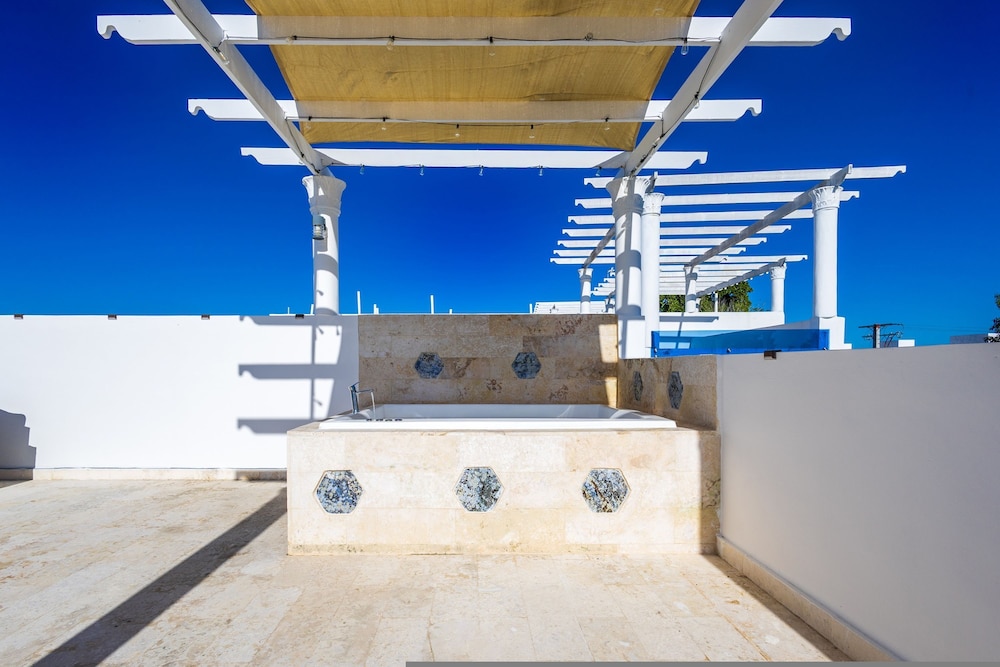 New Modern 2-lvl Punta Cana Villa in Gated Community With Private Pool Rooftop Jacuzzi