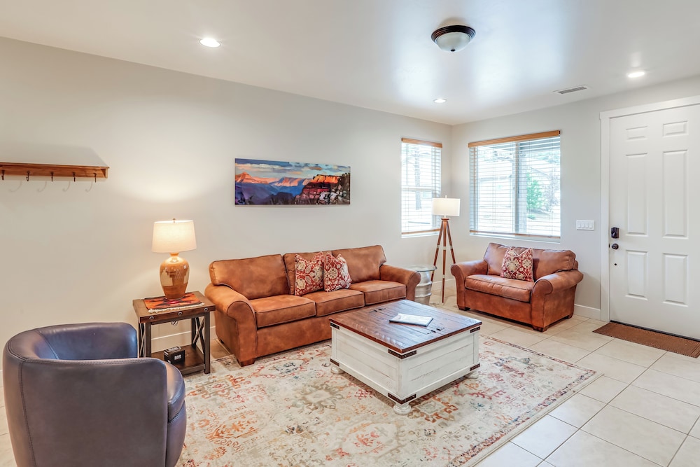 Walk to Flagstaff Urban Trails System: Cozy Home