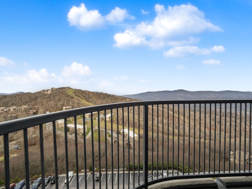 Uhost AI 2BR Condo w Balcony Great Views
