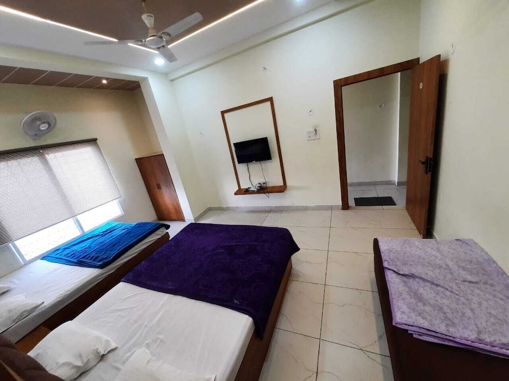 Hotel G R Inn near Temple & Rail Station