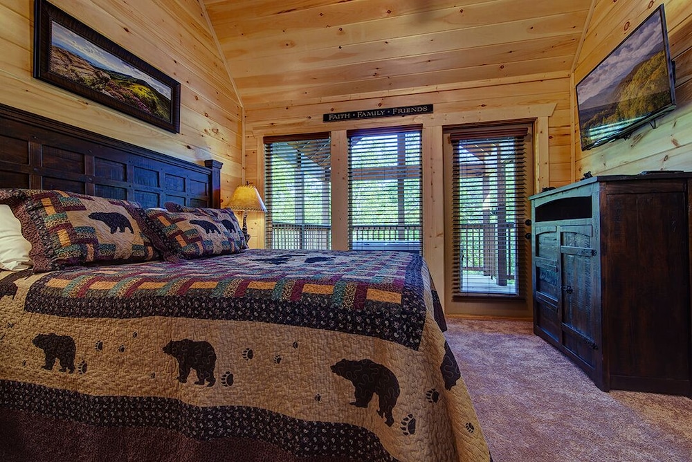 Grin Inn Bear It - 2 Bedrooms, 2 Baths, Sleeps 6 Home by RedAwning