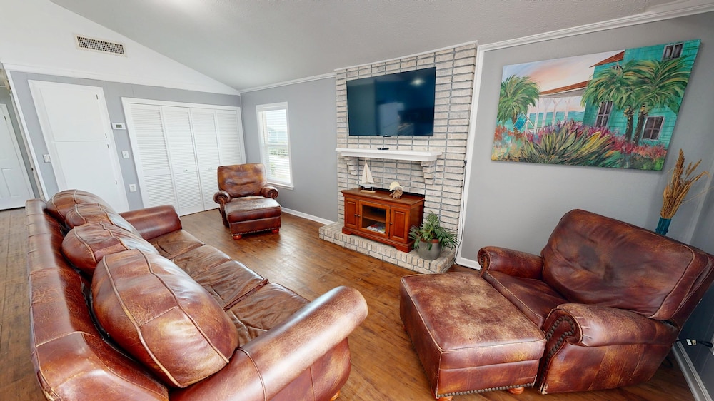 Canal Breeze Cottage 4 Bedroom Home