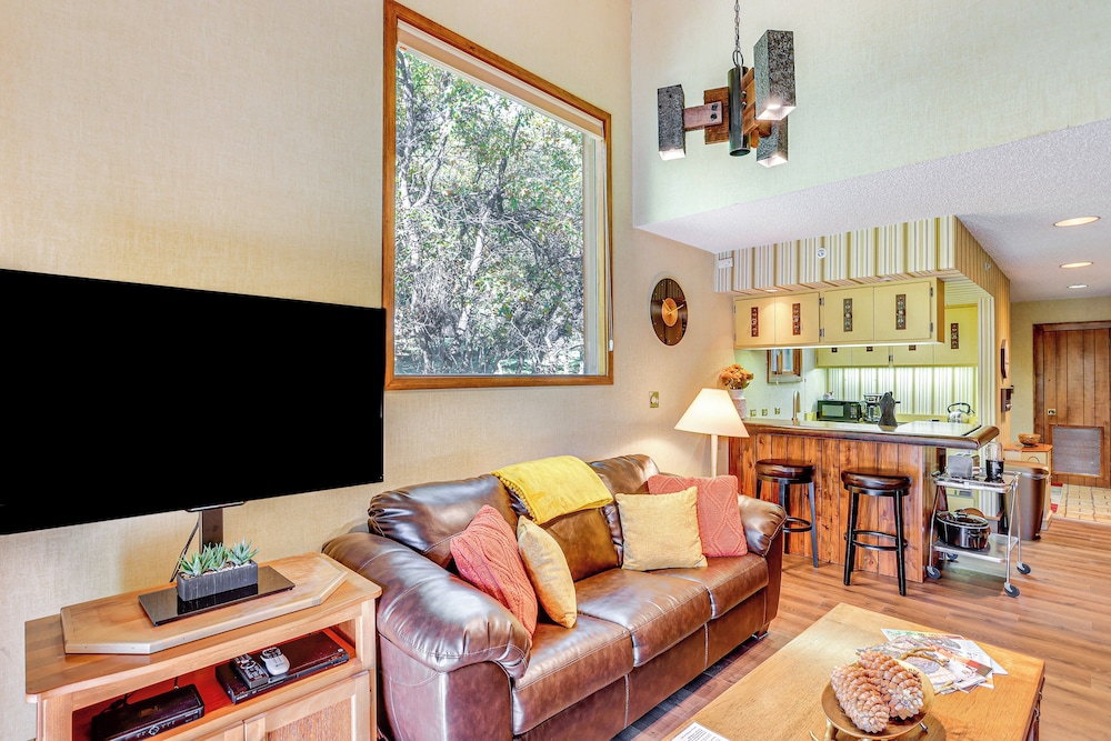 10 Mi to Skiing: Durango Condo w/ Golf Course View