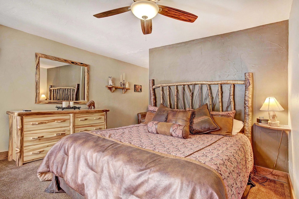 1710 The Willows 1 Bedroom Condo by RedAwning