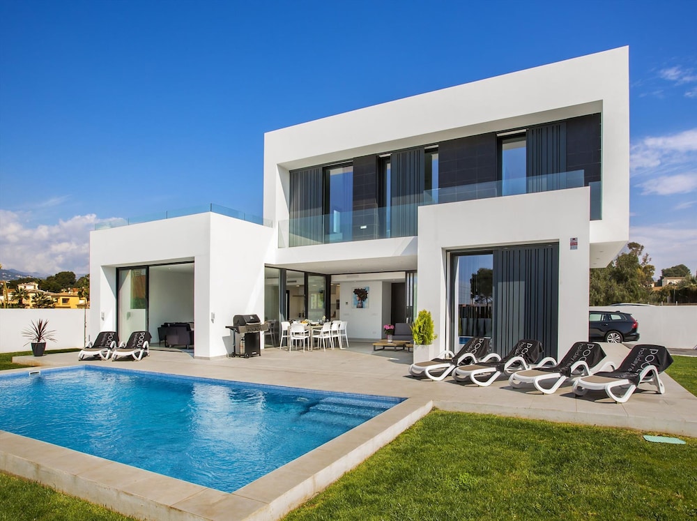 Villa Clem in Calp With 4 Bedrooms and 3 Bathrooms