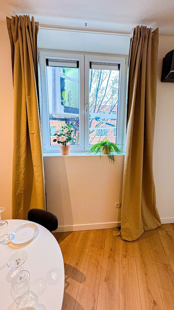 1BR Apt With Living Room Near CityArea