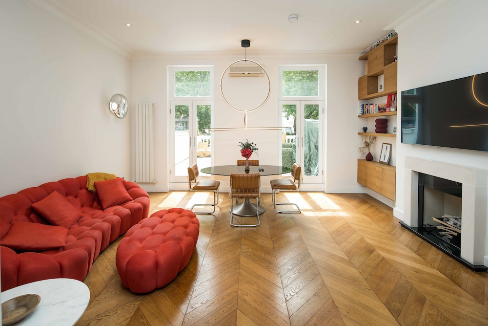 Luxury 2BD Apartment in Holland Park