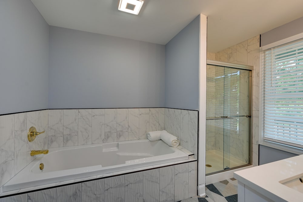 12 Mi to Downtown Winston-salem: Apt w/ Balcony!