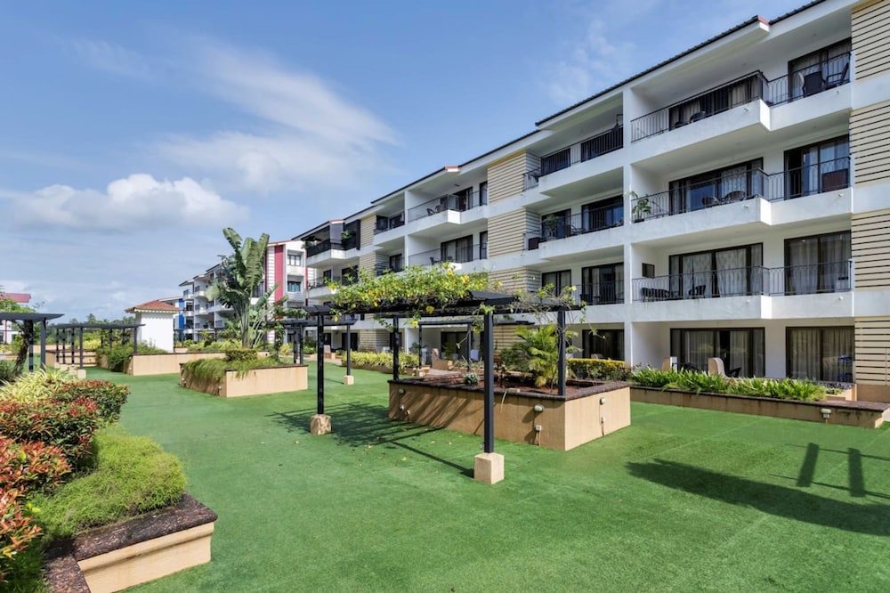 Luxe 1bhk w Pool Sauna 1km to the Beach