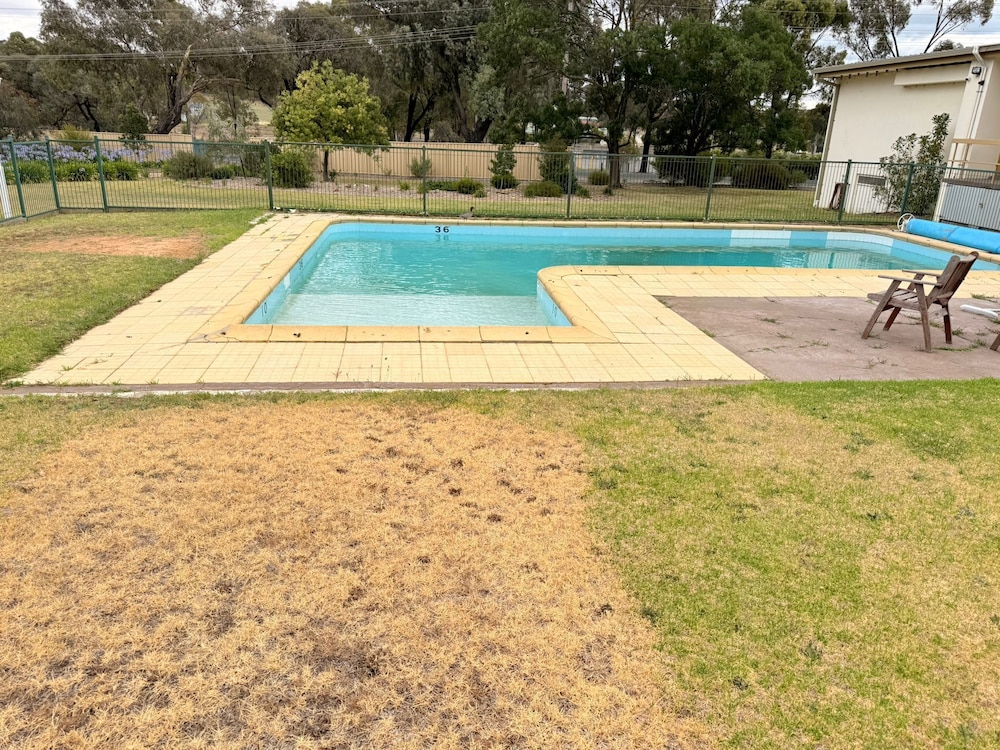 Golden Hills Motel