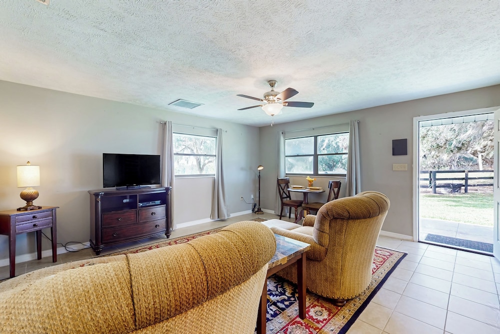 1 BR Guesthouse w/ Full Kitchen & Lake View