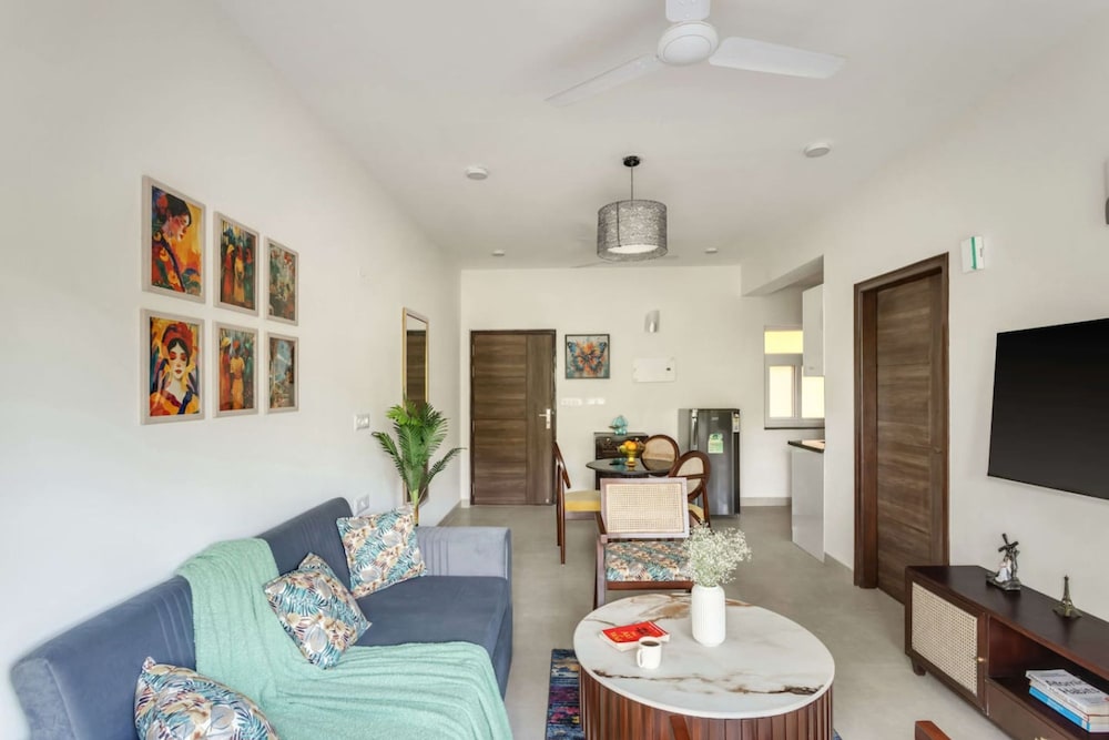 1bhk w Balcony and Pool - 5 Mins to Candolim Beach