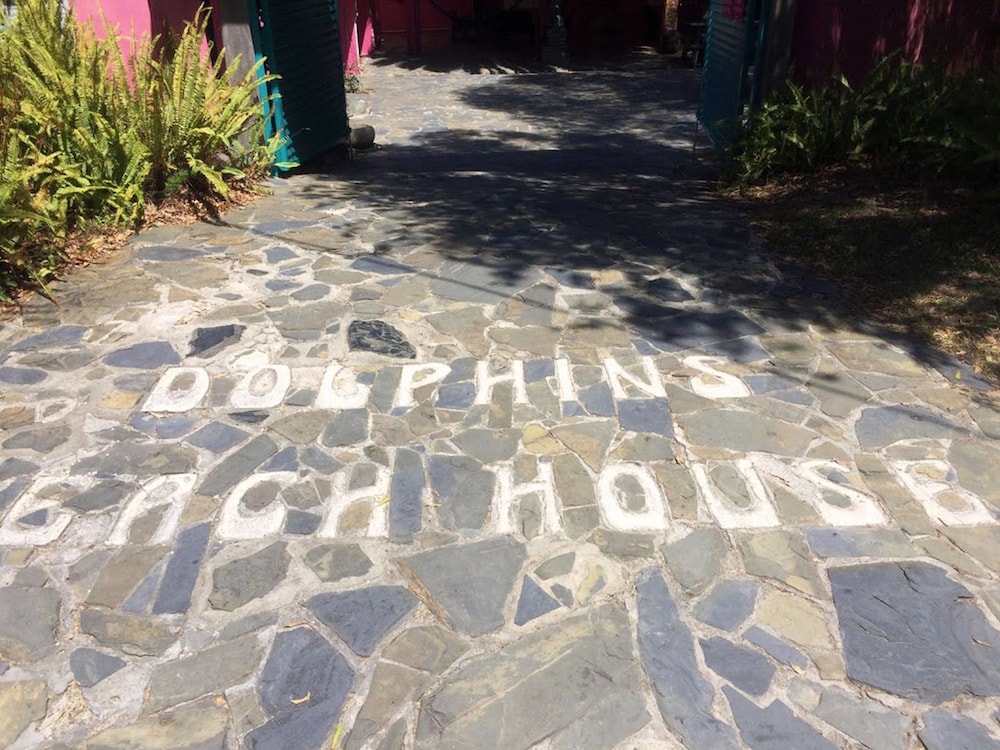 Dolphins Beach House - Hostel