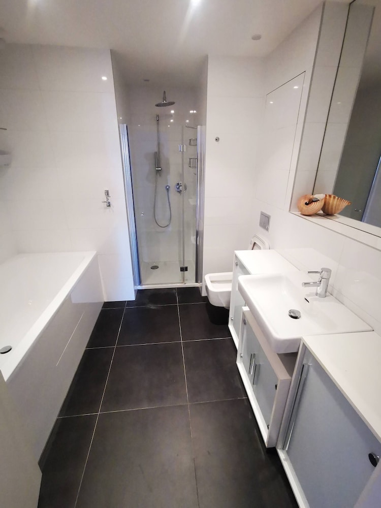 Free Parking Modern Smichov Apt Large Balcony, 10 Minutes Metro to Central