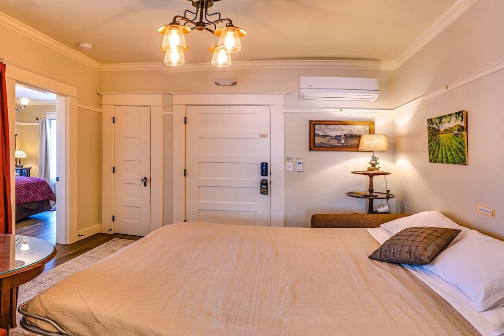 Redtail Suites ~ Entire Home ~ Sleeps 12 ~ Tesla Station view 2
