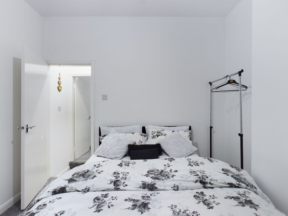 Lovely! 2-bed House Located in Soke - on - Trent view 4