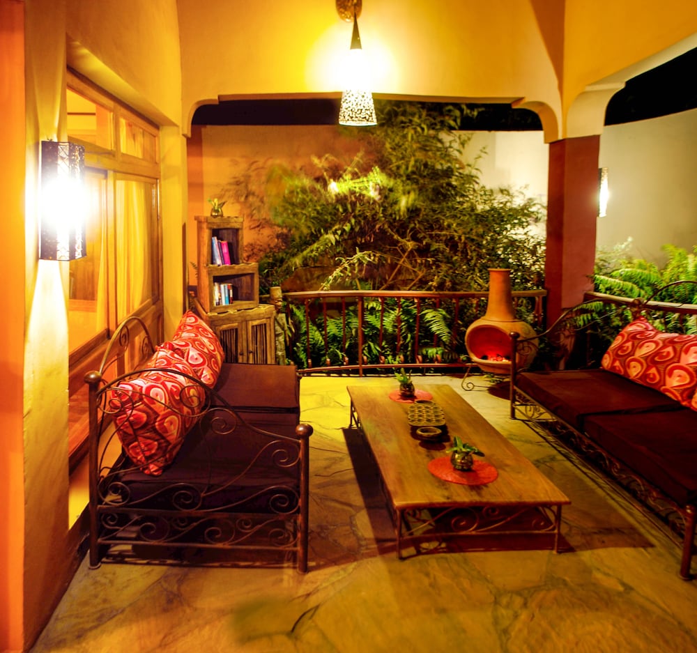 Ahadi Lodge