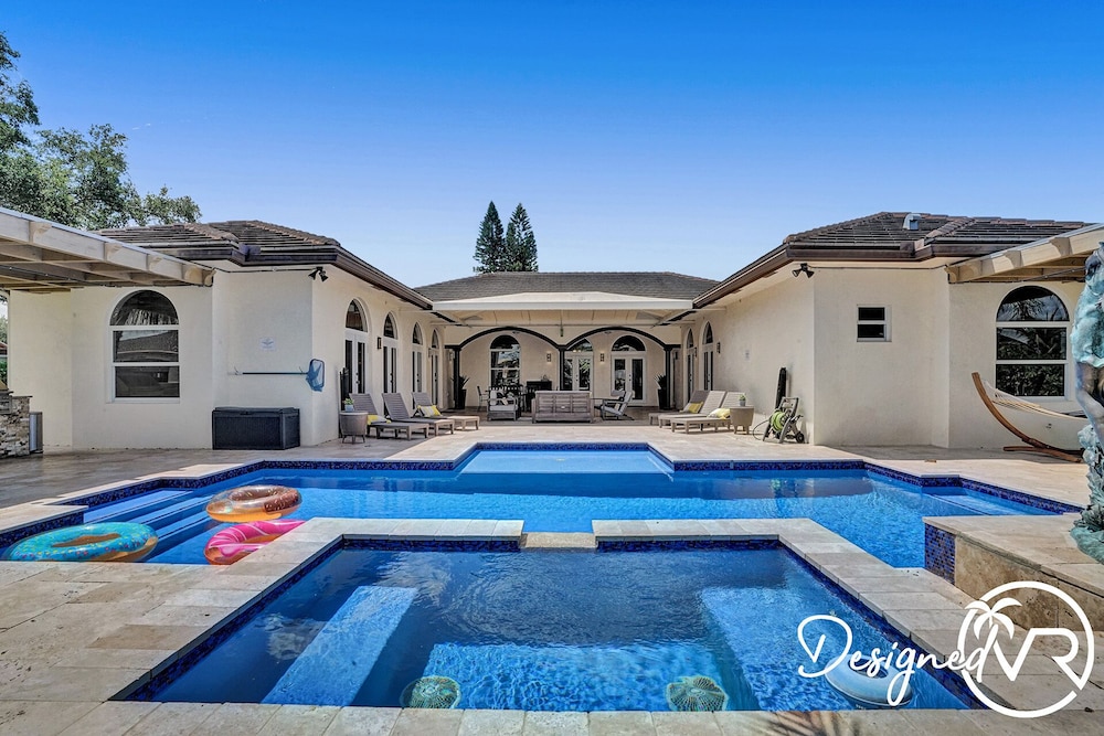 8-BR with Pool & Mini-golf & Soccer 4