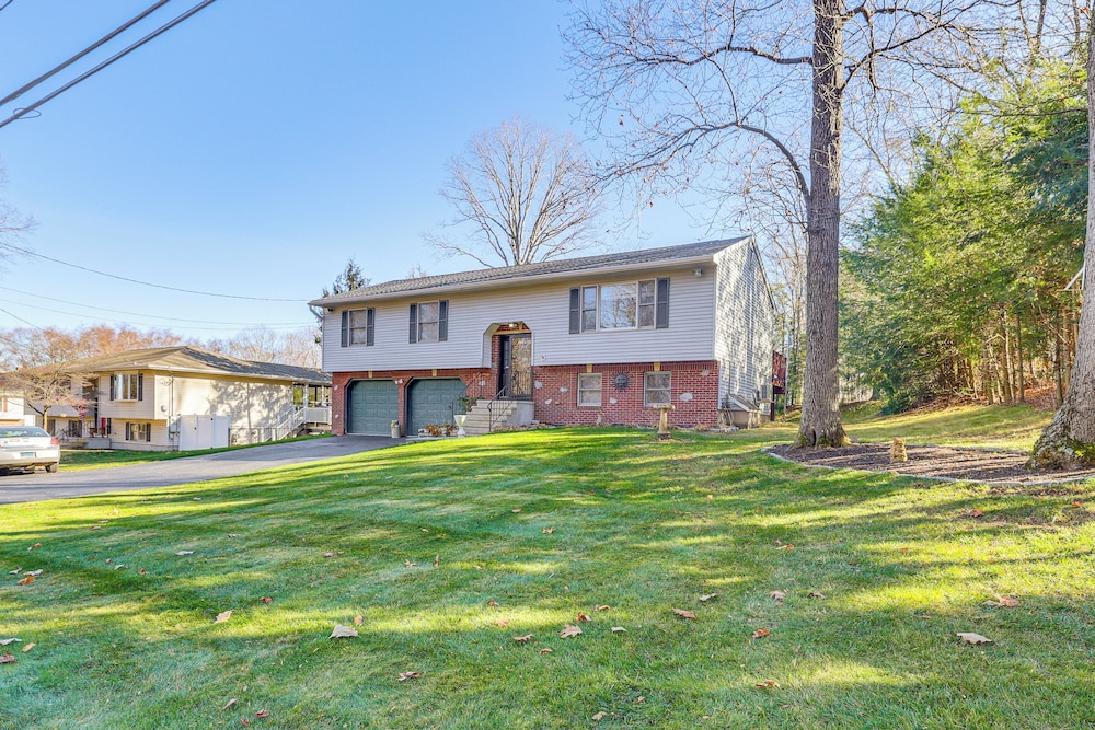Pool, Deck & Grill: Spacious Apt in Naugatuck!