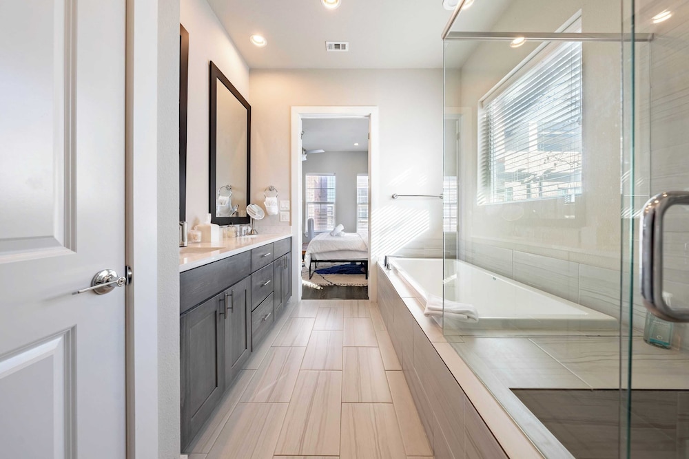 Modern Home, Private Balcony, Near Rainey & Lady Bird Lake Haus of Z