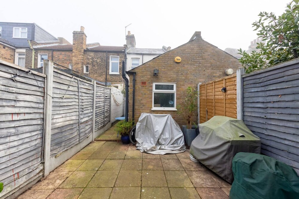 Homely and Spacious 2 Bedroom House - Stratford