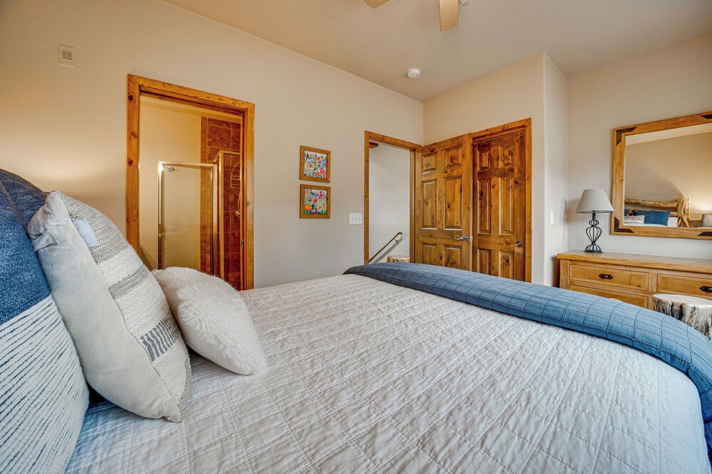 6 Mi to Winter Park Resort: Townhome w/ Hot Tub!