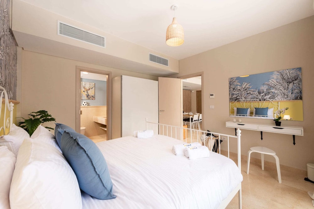Xuru Stays I Exotic 1bdr w/ Outdoor Terrace Pool & Beach Access