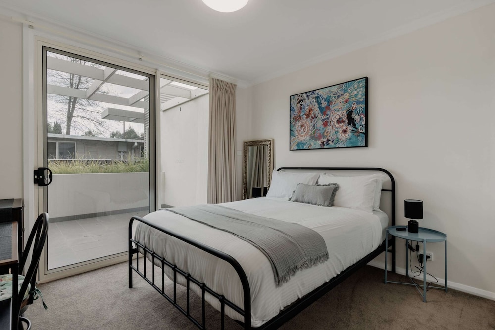 Peaceful 1-bed Apartment Close to Lonsdale St